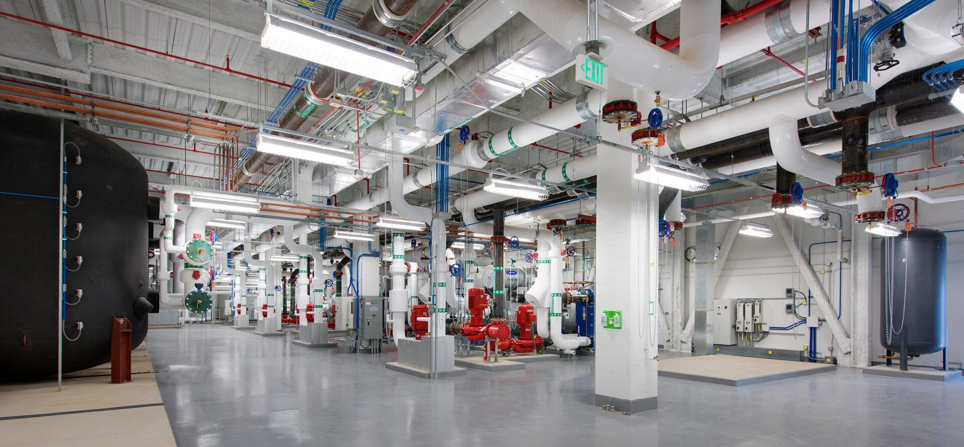 عکس اتاق تاسیسات مکانیکال با لولهها و تجهیزات، نماد نگهداری تاسیسات مکانیکال دکتر ساختمان.