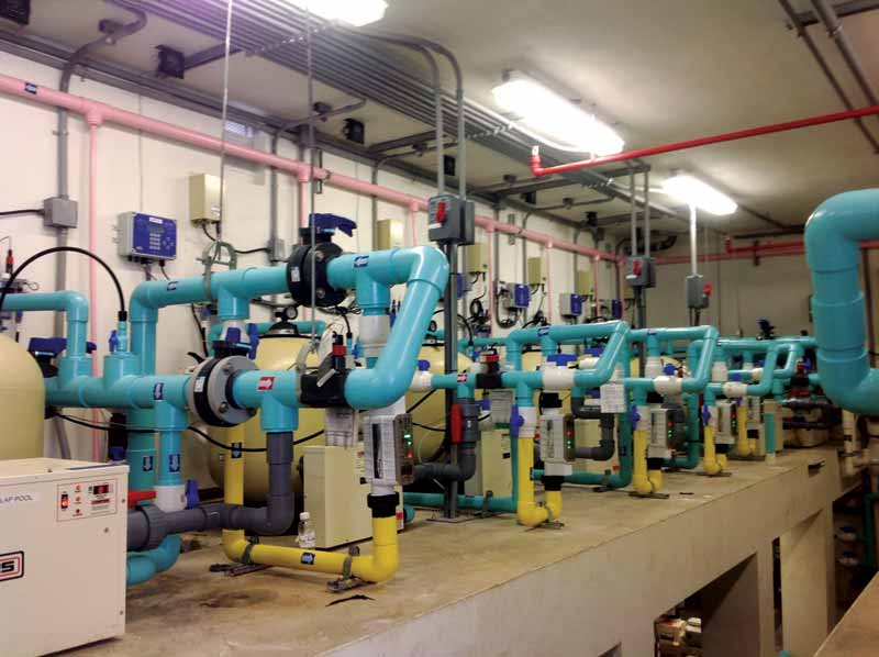عکس تصفیهخانه استخر با لولهها و تجهیزات، نماد نگهداری و مدیریت تاسیسات استخر دکتر ساختمان.